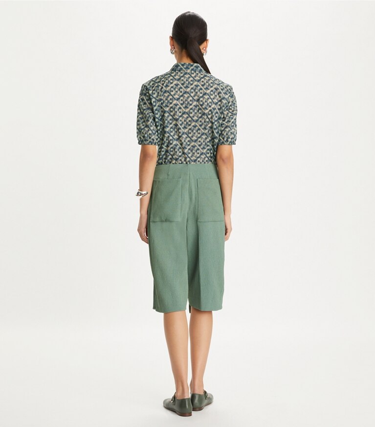 Tory Burch designer hauts Polo zippé en nylon T Monogram prismatique in Smoky Grey Prismatic T Monogram front