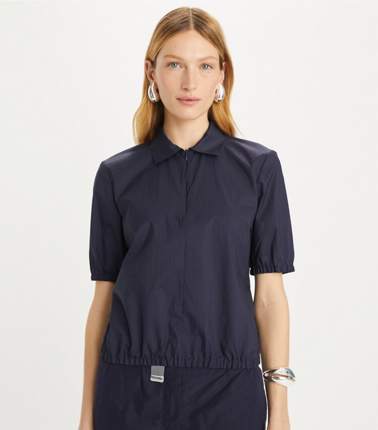 Tory Burch designer oberteile Poloshirt aus Nylontaft mit Reißverschluss in Royal Ink on model detail