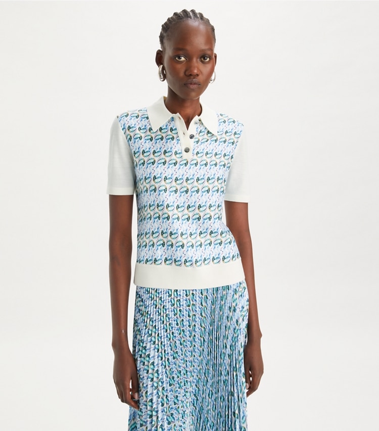 Tory Burch designer strickware Poloshirt mit Vorderseite aus Seide in New Ivory / Glass Swan Allover on model detail