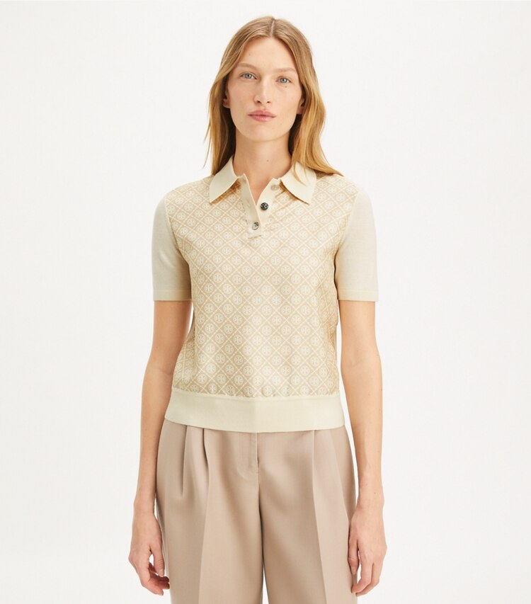 Tory Burch designer strickware Poloshirt mit Vorderseite aus Seide in French Cream / Gold T Mono Mini on model detail