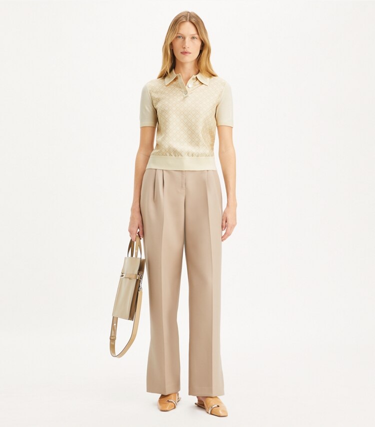Tory Burch designer strickware Poloshirt mit Vorderseite aus Seide in French Cream / Gold T Mono Mini modell von vorn