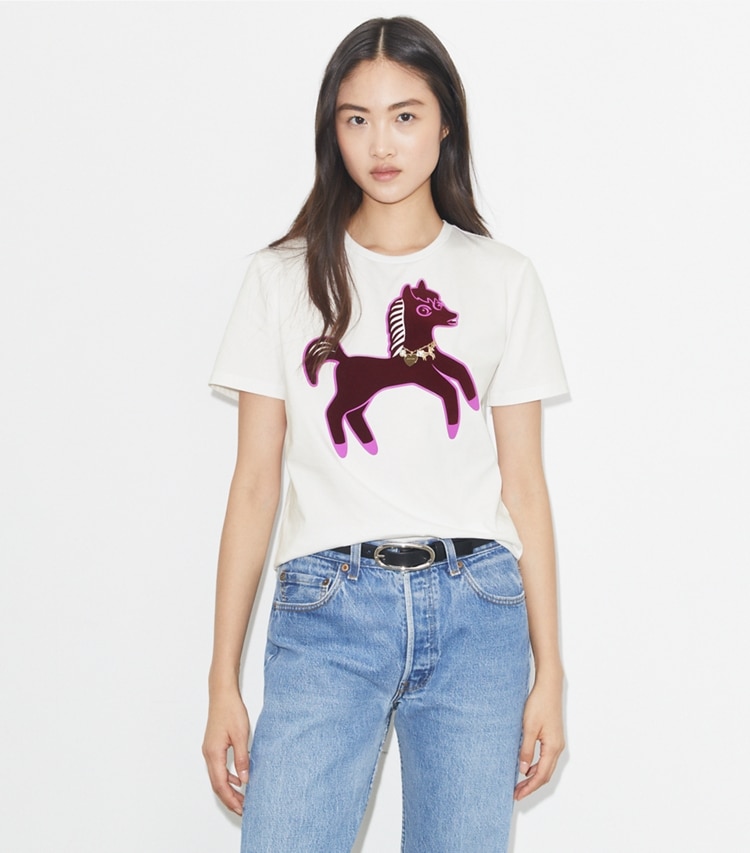 Tory Burch designer oberteile Pony Baumwoll-T-Shirt in Burgundy Happy Pony on model detail