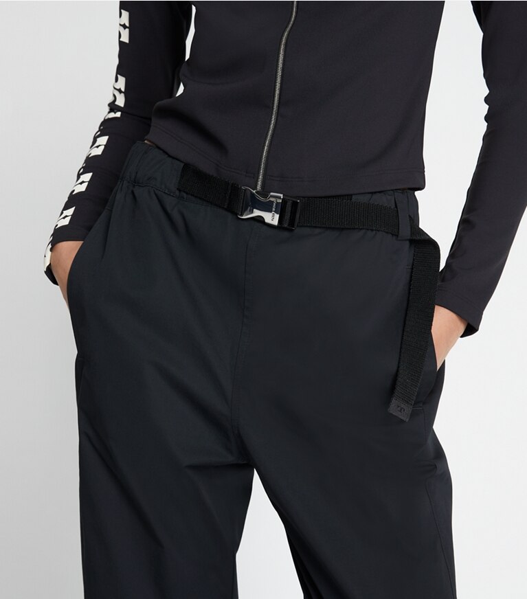 Tory Sport designer unterteile Popelinejogginghose mit Gürtel in Black additional on model