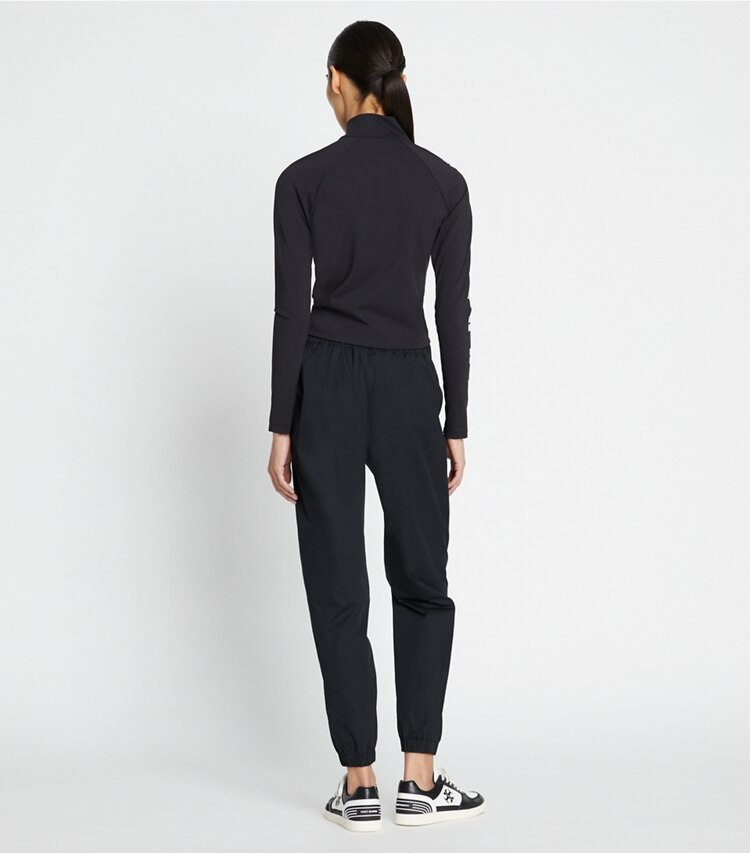 Tory Sport designer unterteile Popelinejogginghose mit Gürtel in Black on model back