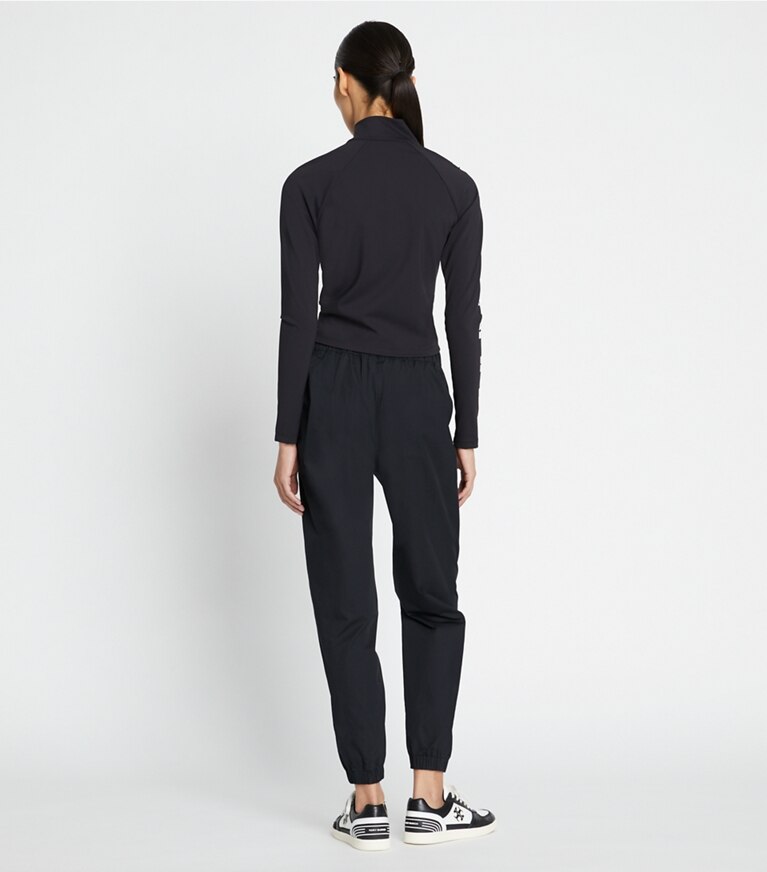 Tory Sport designer unterteile Popelinejogginghose mit Gürtel in Black on model back