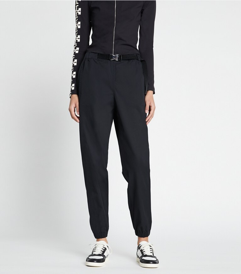 Tory Sport designer unterteile Popelinejogginghose mit Gürtel in Black on model detail