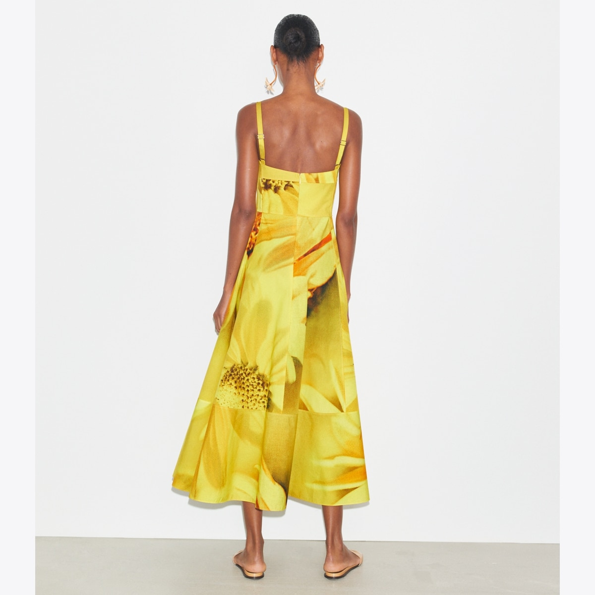 poplin-sundress-on-model-back.
