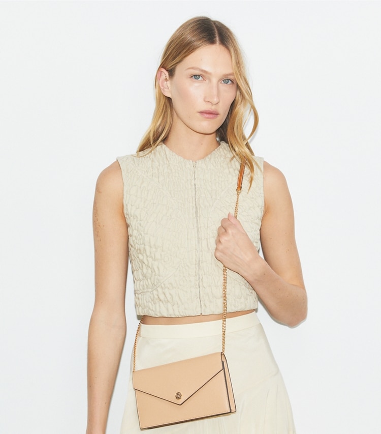 Tory Burch designer mini bags Portafoglio a busta con catena martellato in Biscotti accessory on model