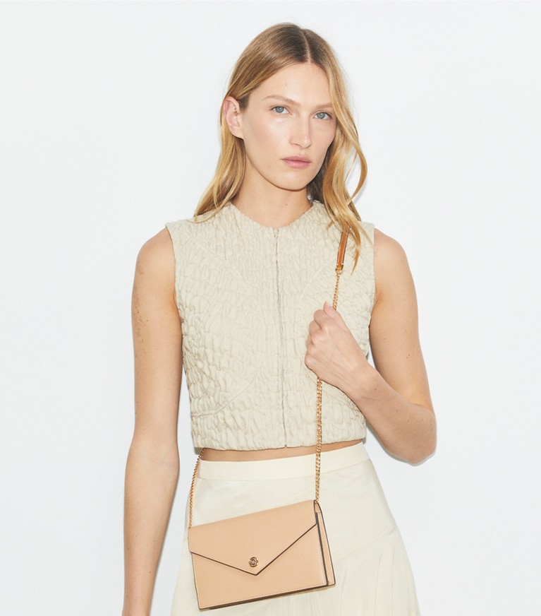 Tory Burch designer mini bags Portafoglio a busta con catena martellato in Biscotti angle
