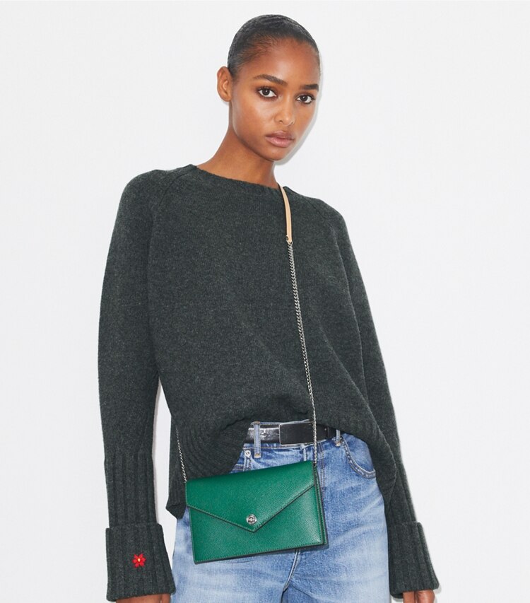 Tory Burch designer mini bags Portafoglio a busta con catena martellato in Dark Kale accessory on model