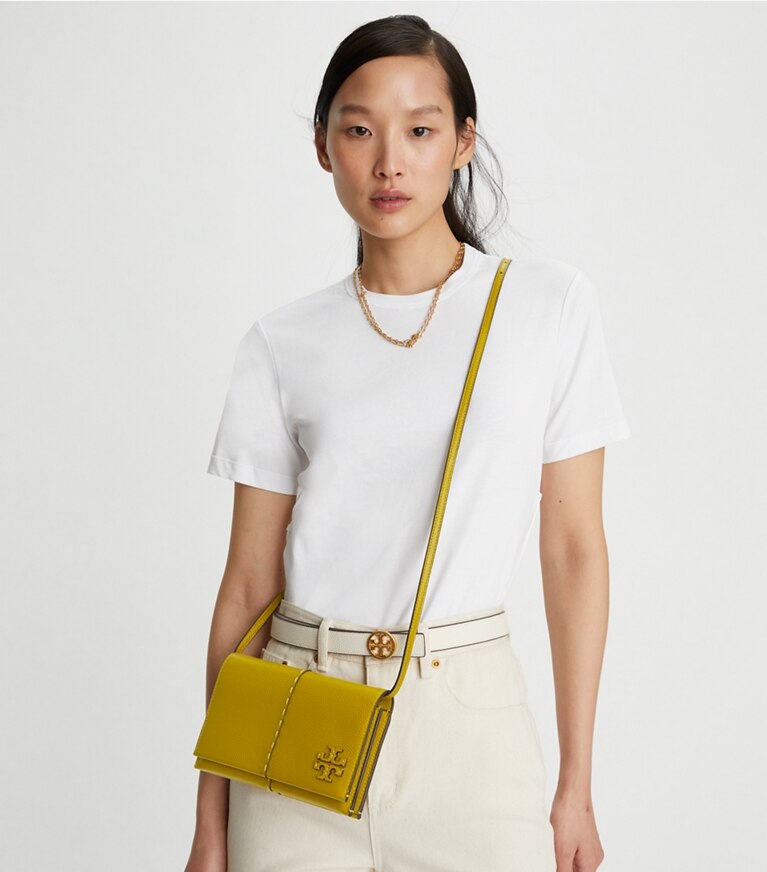Tory Burch designer mini bags Portafoglio a tracolla McGraw in Cactus Green accessory on model