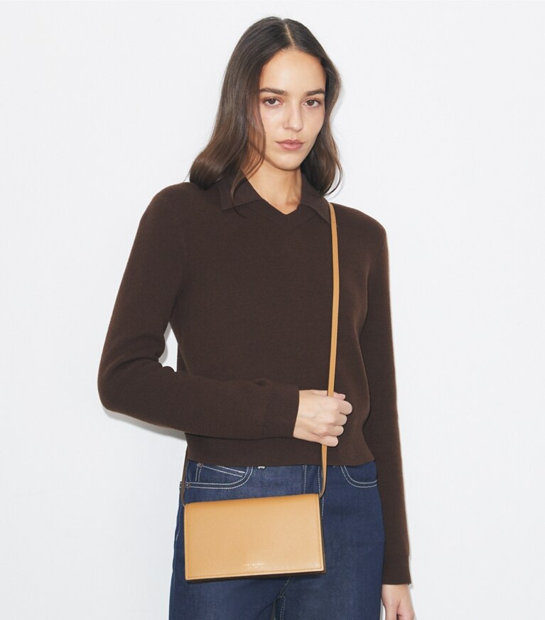 Tory Burch designer mini bags Portafoglio a tracolla Romy in Tiramisu accessory on model