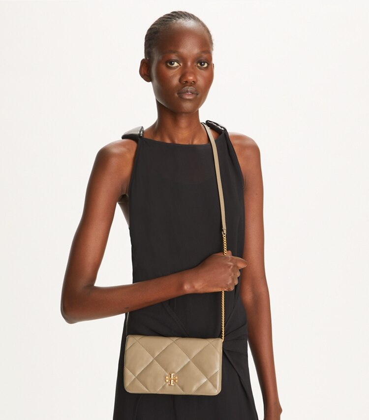 Tory Burch designer mini bags Portafoglio con catena Kira con trapuntatura a diamante in Taupe Oak accessory on model