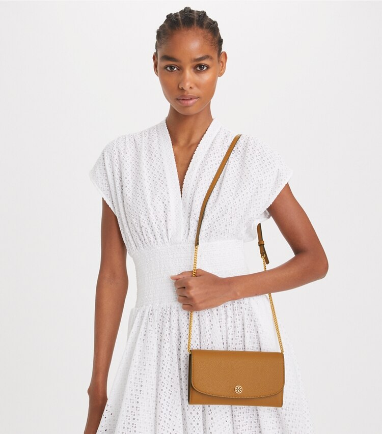 Tory Burch designer mini bags Portafoglio con catena Robinson in pelle martellata in Tiger's Eye accessory on model