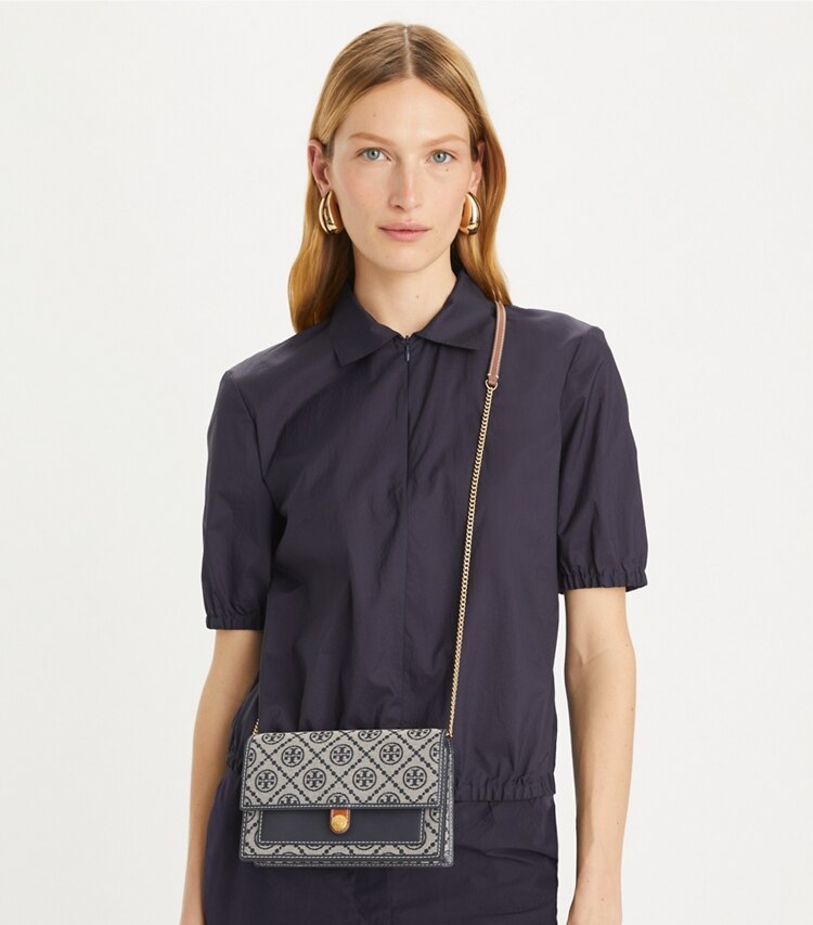Tory Burch designer mini bags Portafoglio con catena T Monogram in Tory Navy accessory on model