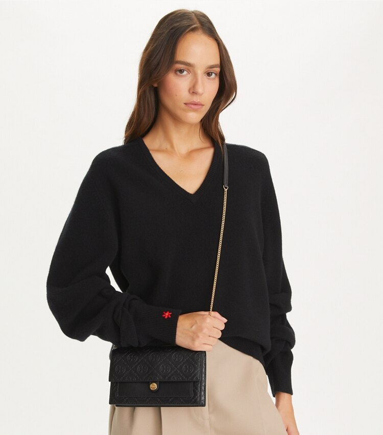 Tory Burch designer mini bags Portafoglio con catena T Monogram in pelle impressa in Black accessory on model