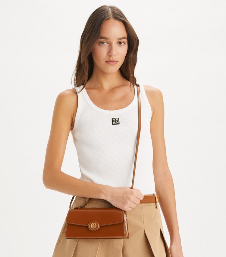 Tory Burch designer mini bags Portafoglio con manico superiore e catena Robinson in pelle spazzolata in DARK SIENNA accessory on model