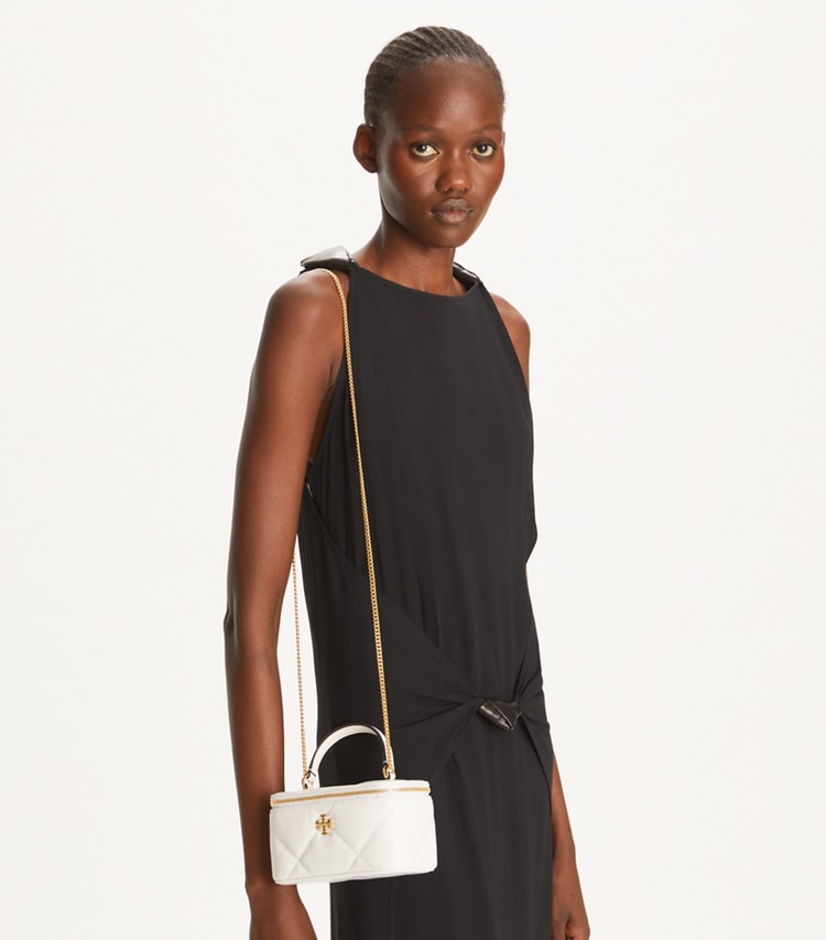 Tory Burch designer mini bags Portagioie Kira con trapuntatura a diamante in Blanc accessory on model