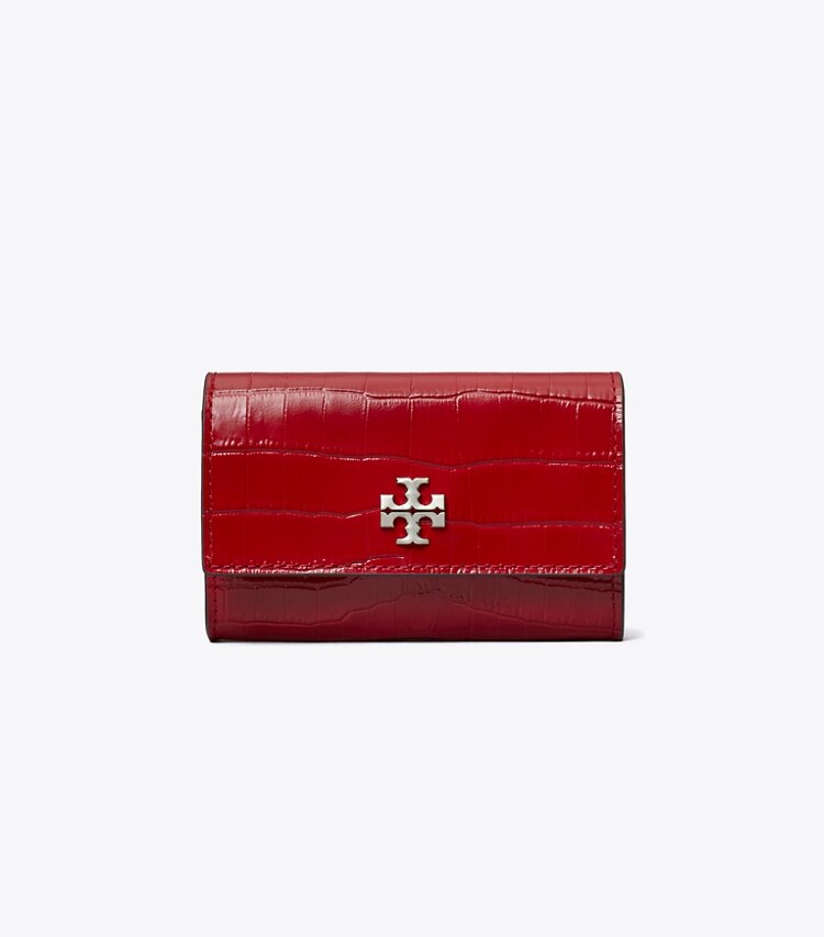 Tory Burch designer portes-cartes Porte-cartes à rabat Kira en cuir embossé à effet crocodile in Red Sky front