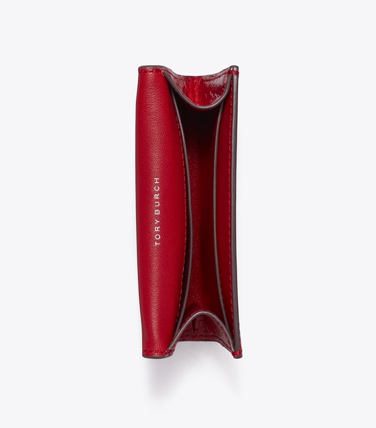 Tory Burch designer portes-cartes Porte-cartes à rabat Kira en cuir embossé à effet crocodile in Red Sky angle