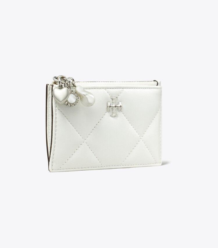 Tory Burch designer portes-cartes Porte-cartes zippé Kira matelassé diamant avec breloque aspect vieilli dans Blanc angle
