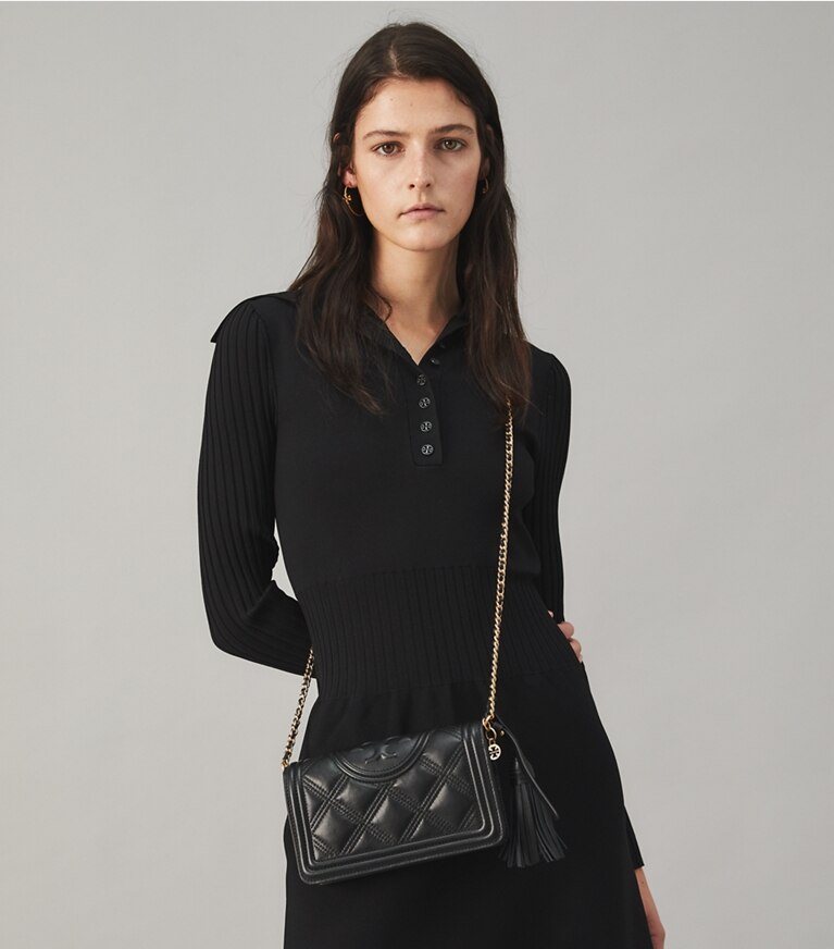 Tory Burch designer mini sacs Portefeuille à bandoulière Fleming en cuir souple in Black angle