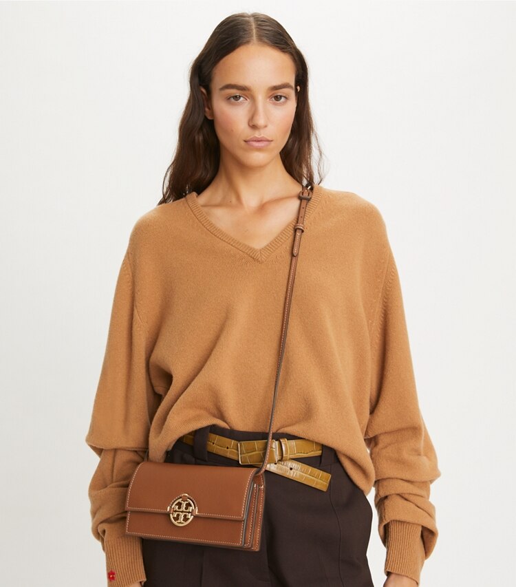 Tory Burch designer mini sacs Portefeuille à bandoulière Miller in Light Umber accessory on model