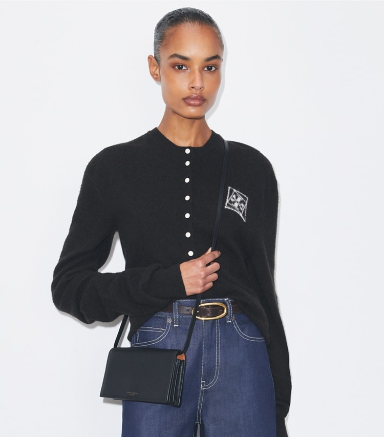 Tory Burch designer mini sacs Portefeuille à bandoulière Perry in Black accessory on model