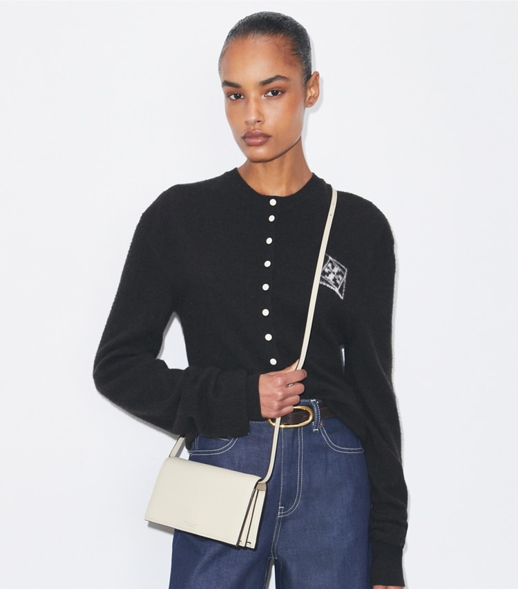 Tory Burch designer mini sacs Portefeuille à bandoulière Romy in Light Cream accessory on model