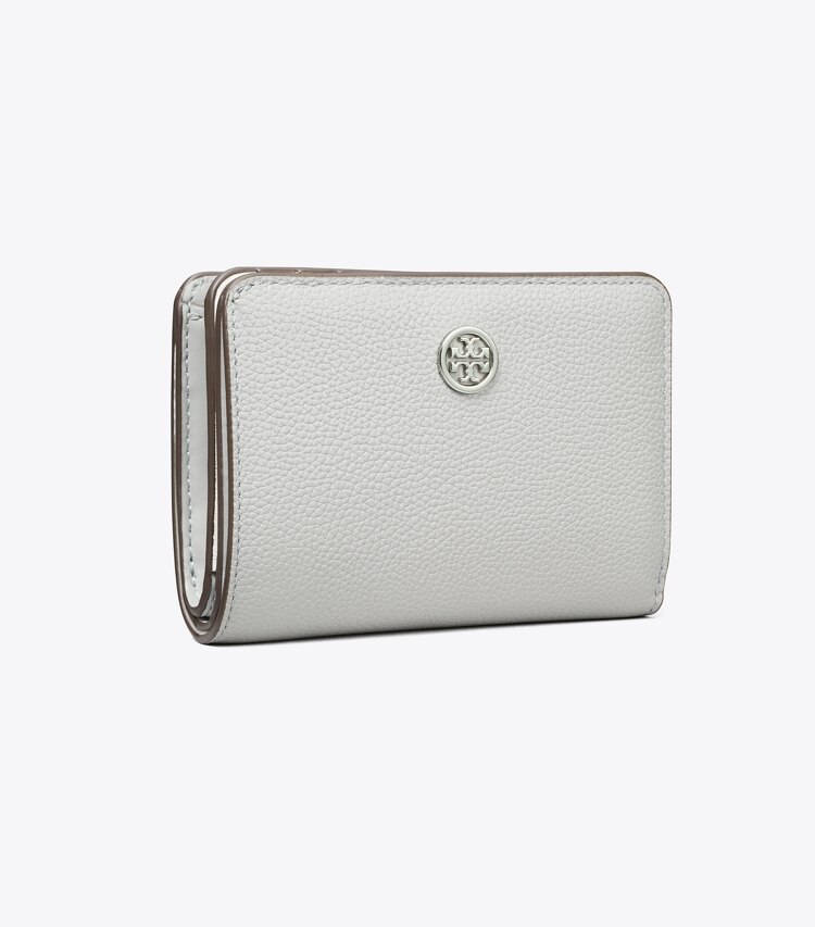 Tory Burch designer portefeuilles Portefeuille à deux volets Robinson en cuir grainé dans Light Granite angle