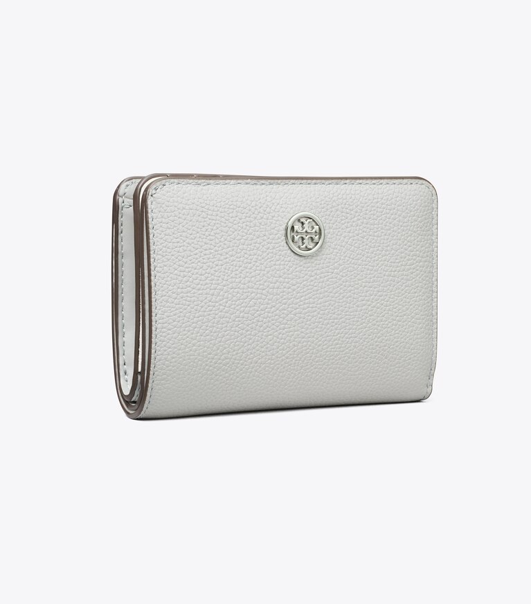 Tory Burch designer portefeuilles Portefeuille à deux volets Robinson en cuir grainé dans Light Granite angle