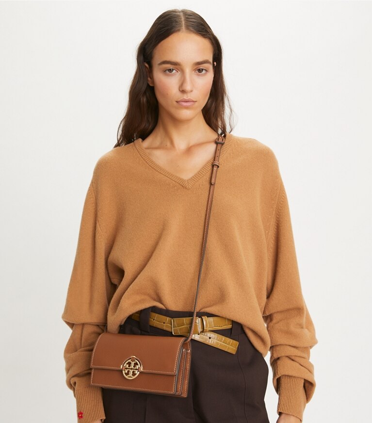 Tory Burch designer sacs à bandoulière Portefeuille bandoulière Miller dans Light Umber accessoire sur le modèle