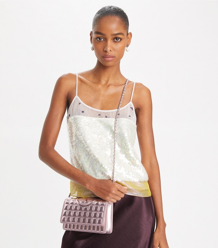 Tory Burch designer mini sacs Portefeuille chaîne Fleming en cuir métallisé matelassé in Sparkle Pink accessory on model