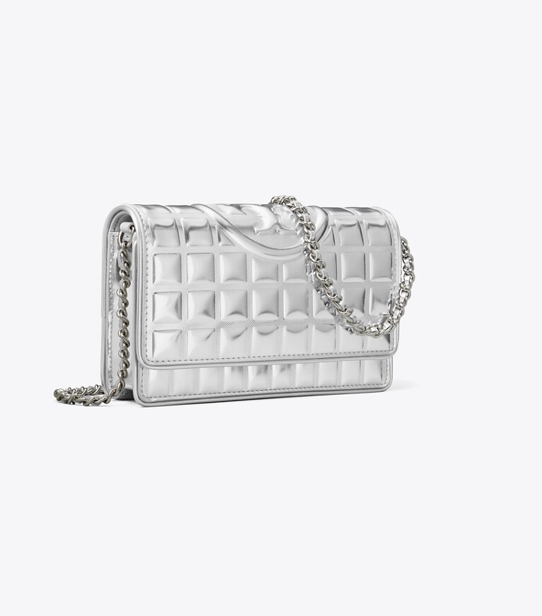 Tory Burch designer sacs à bandoulière Portefeuille chaîne Fleming en cuir métallisé matelassé in Silver angle
