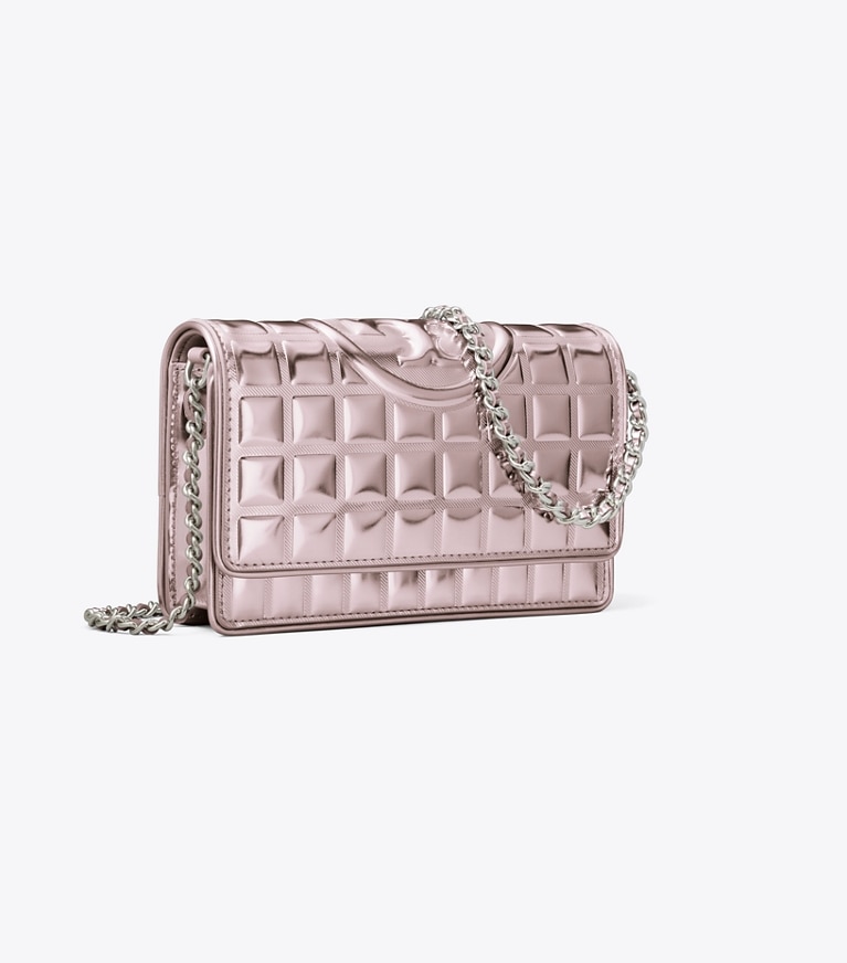 Tory Burch designer mini sacs Portefeuille chaîne Fleming en cuir métallisé matelassé in Sparkle Pink angle