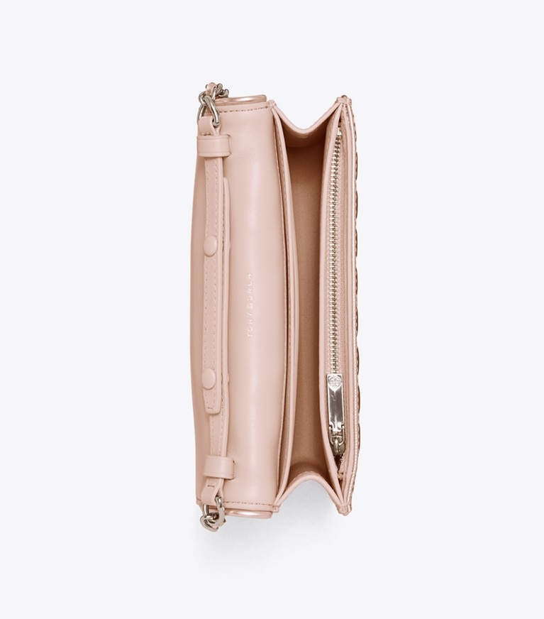 Tory Burch designer mini sacs Portefeuille chaîne Fleming en cuir métallisé matelassé in Sparkle Pink angle