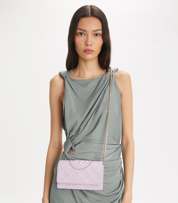 Tory Burch designer mini sacs Portefeuille chaîne Fleming en cuir souple in Pale Purple accessory on model