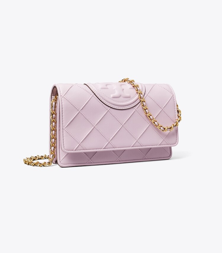 Tory Burch designer mini sacs Portefeuille chaîne Fleming en cuir souple in Pale Purple angle