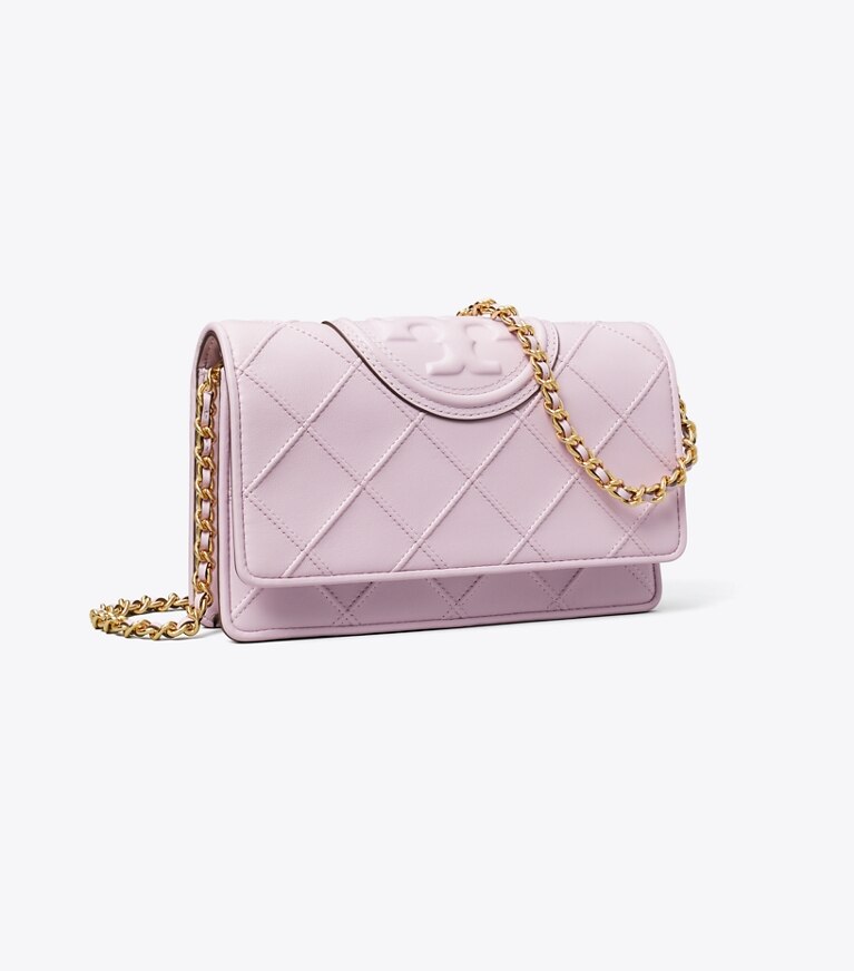 Tory Burch designer mini sacs Portefeuille chaîne Fleming en cuir souple in Pale Purple angle