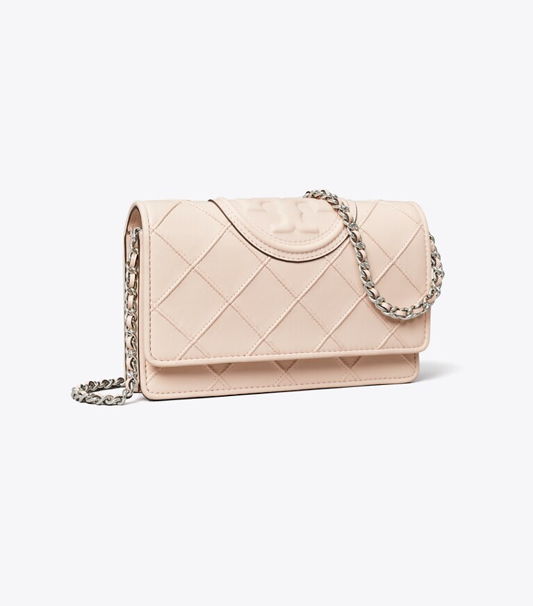Tory Burch designer mini sacs Portefeuille chaîne Fleming en cuir souple in Soft Pink angle