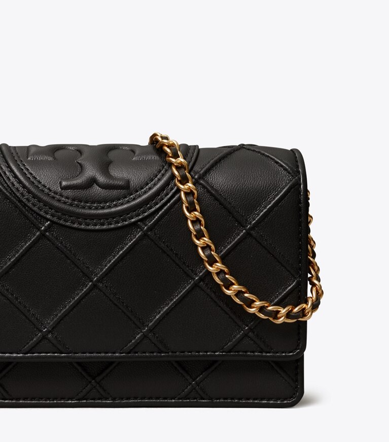 Tory Burch designer mini sacs Portefeuille chaîne Fleming en cuir souple in Black angle