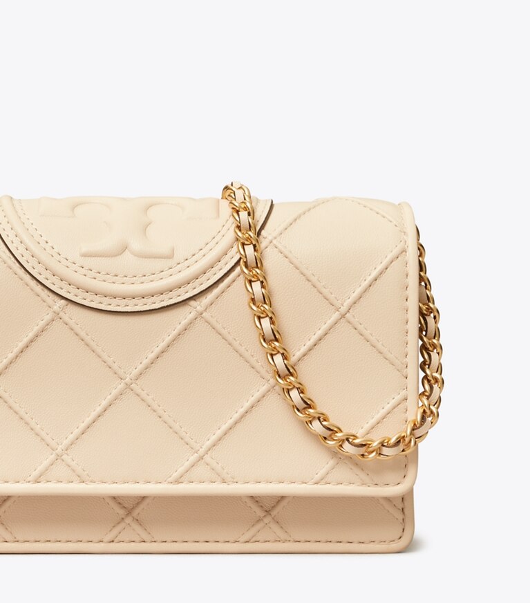 Tory Burch designer mini sacs Portefeuille chaîne Fleming en cuir souple in New Cream angle