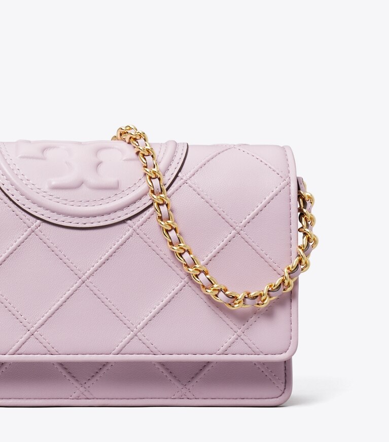 Tory Burch designer mini sacs Portefeuille chaîne Fleming en cuir souple in Pale Purple angle