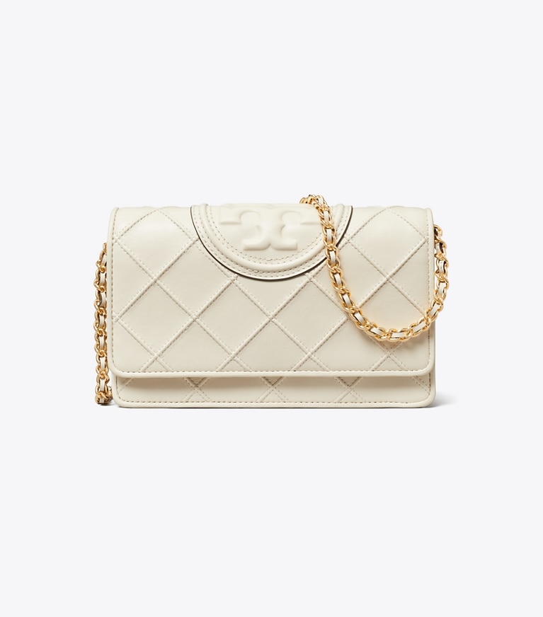 Tory Burch designer mini sacs Portefeuille chaîne Fleming en cuir souple in Light Cream front