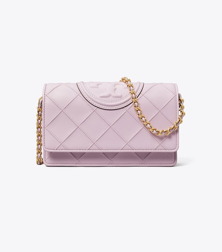 Tory Burch designer mini sacs Portefeuille chaîne Fleming en cuir souple in Pale Purple angle