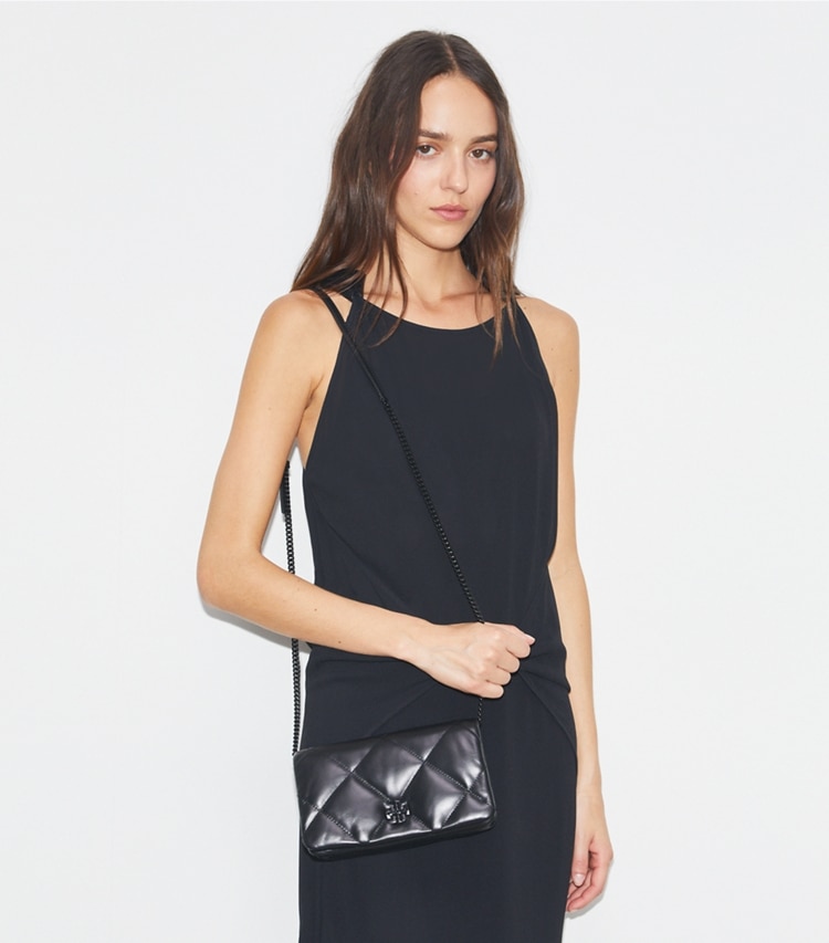Tory Burch designer mini sacs Portefeuille chaîne Kira à matelassage losange in Black accessory on model