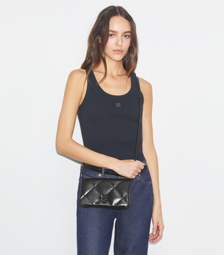Tory Burch designer mini sacs Portefeuille chaîne Kira à matelassage losange in Black additional on model