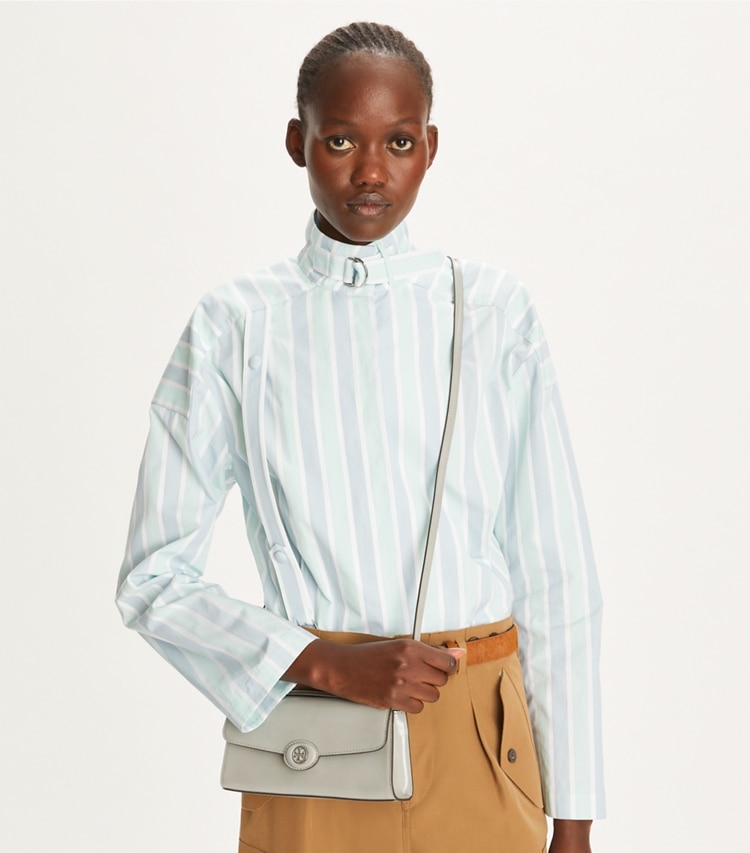 Tory Burch designer mini sacs Portefeuille chaîne Robinson à anse en cuir Spazzolato in Light Granite accessory on model