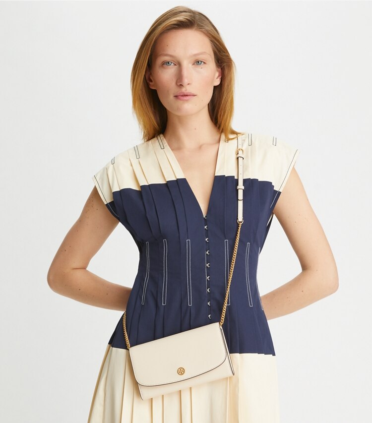 Tory Burch designer mini sacs Portefeuille chaîne Robinson in New Cream accessory on model