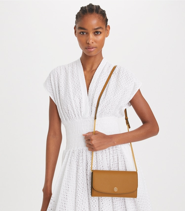 Tory Burch designer mini sacs Portefeuille chaîne Robinson en cuir grainé in Tiger's Eye accessory on model